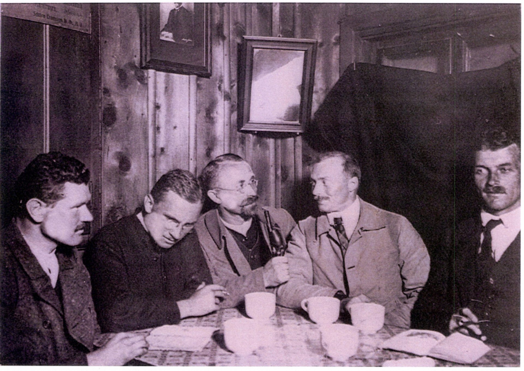 Dr. Gruber, A. Barbarino, Krapf, Dom und Pinter auf der Traunsteiner Hütte.